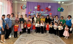 Бабушка рядышком с дедушкой